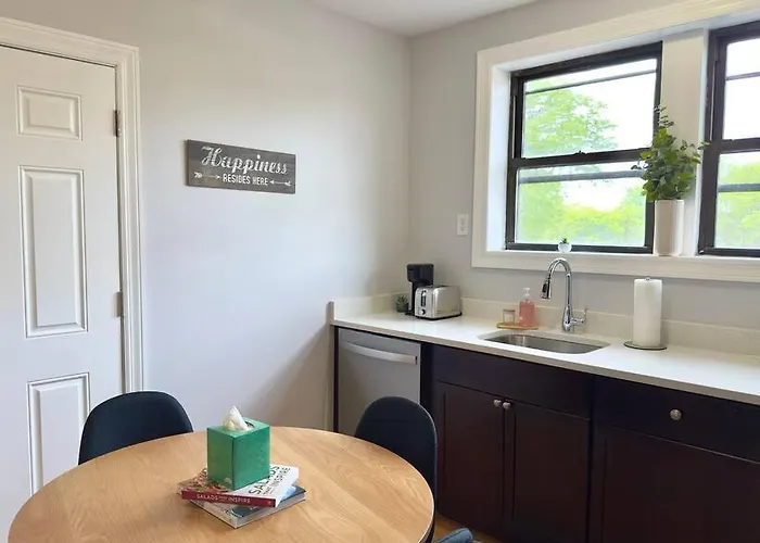 Cozy Retreat, Prime Location Near Loyola & Beach!