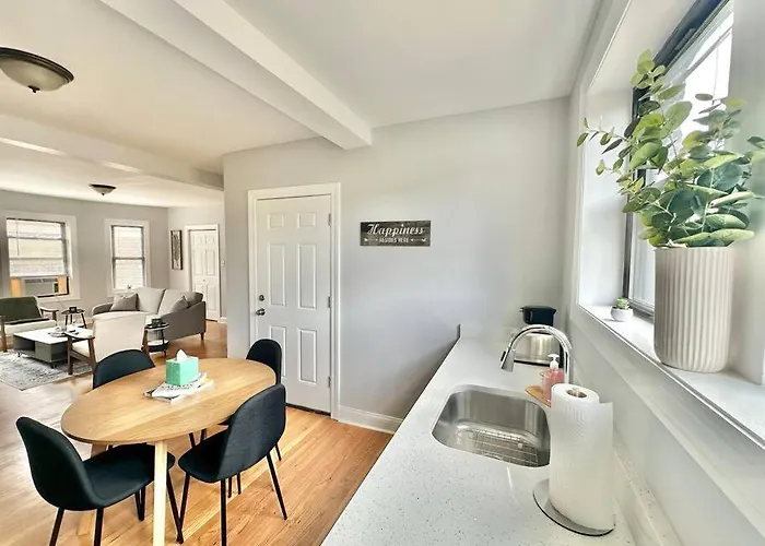 Apartment Cozy Retreat, Prime Location Near Loyola & Beach!
