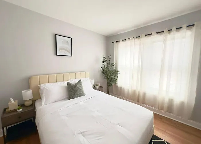 Cozy Retreat, Prime Location Near Loyola & Beach! * Chicago
