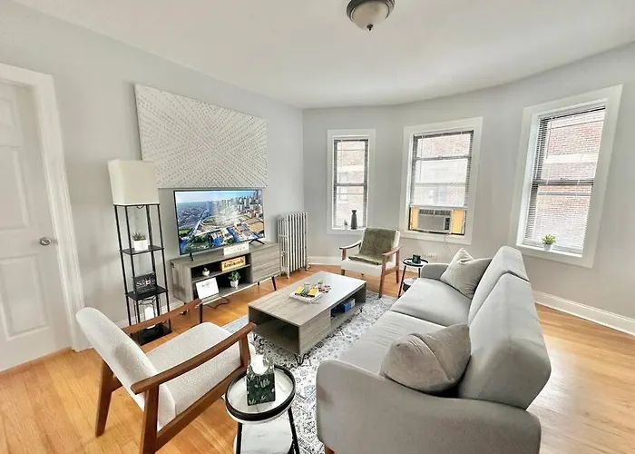 Cozy Retreat, Prime Location Near Loyola & Beach!