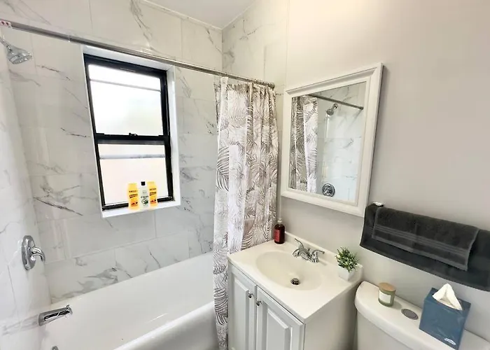Cozy Retreat, Prime Location Near Loyola & Beach! Apartment