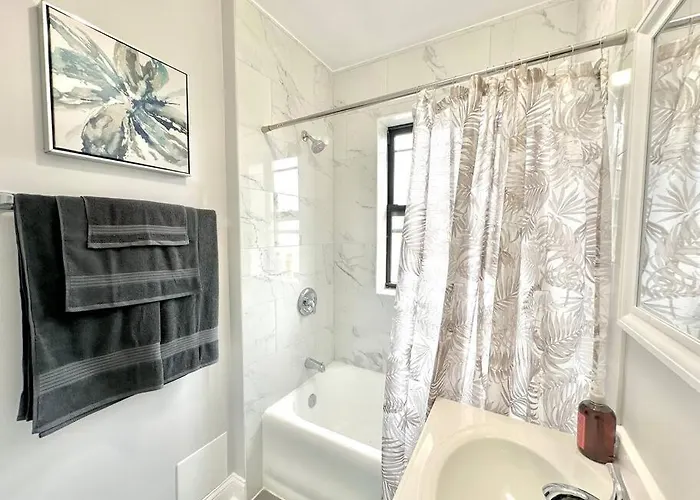 Apartment Cozy Retreat, Prime Location Near Loyola & Beach!