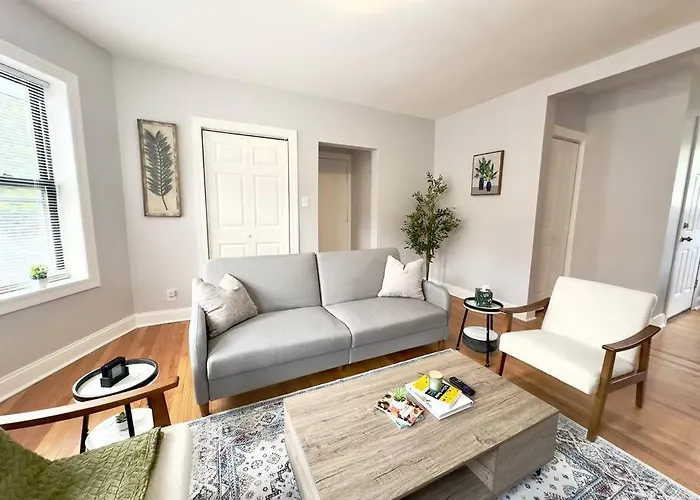 Cozy Retreat, Prime Location Near Loyola & Beach! Apartment *