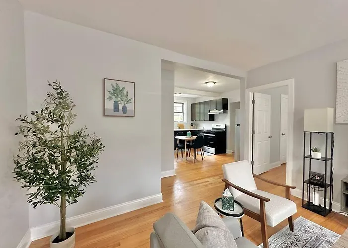 Cozy Retreat, Prime Location Near Loyola & Beach!