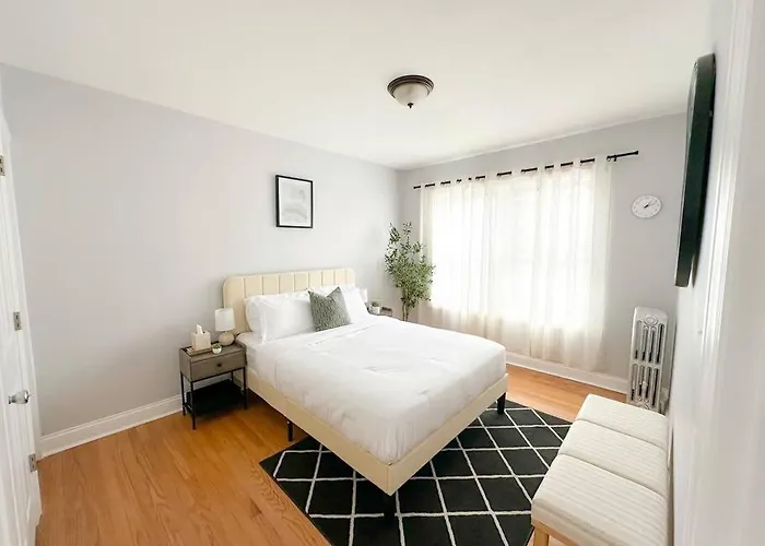 Cozy Retreat, Prime Location Near Loyola & Beach! Apartment
