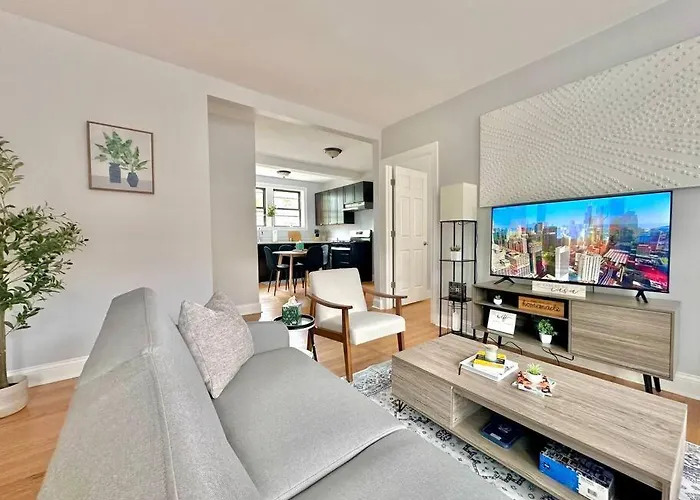 Apartment Cozy Retreat, Prime Location Near Loyola & Beach!