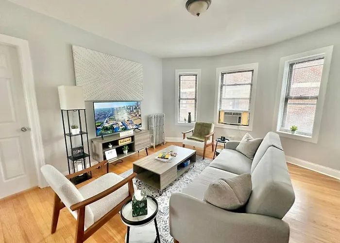 Apartment Cozy Retreat, Prime Location Near Loyola & Beach! Chicago