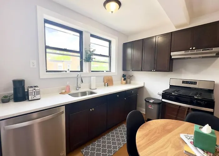 Apartment Cozy Retreat, Prime Location Near Loyola & Beach! Chicago