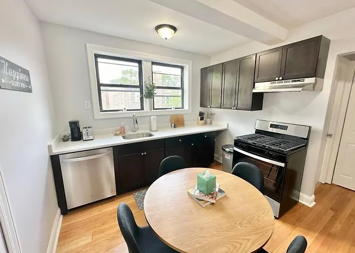 Cozy Retreat, Prime Location Near Loyola & Beach! * Chicago