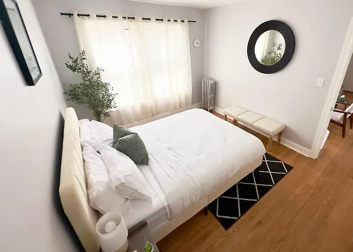 Cozy Retreat, Prime Location Near Loyola & Beach!